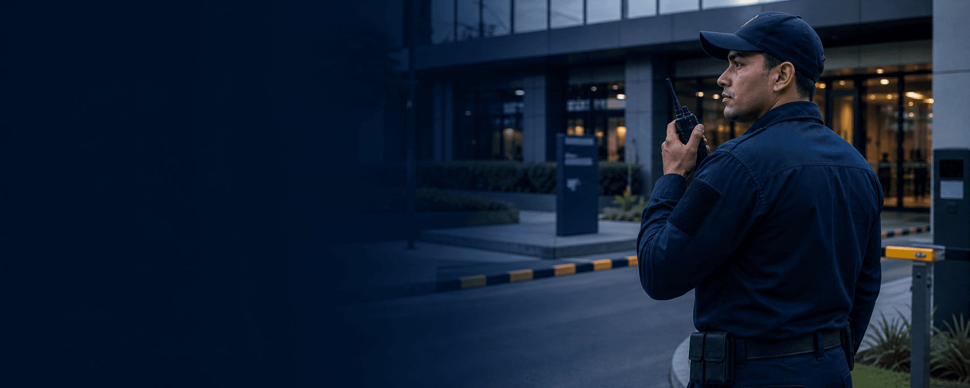 Guarda de seguridad atendiendo una comunicación por radio