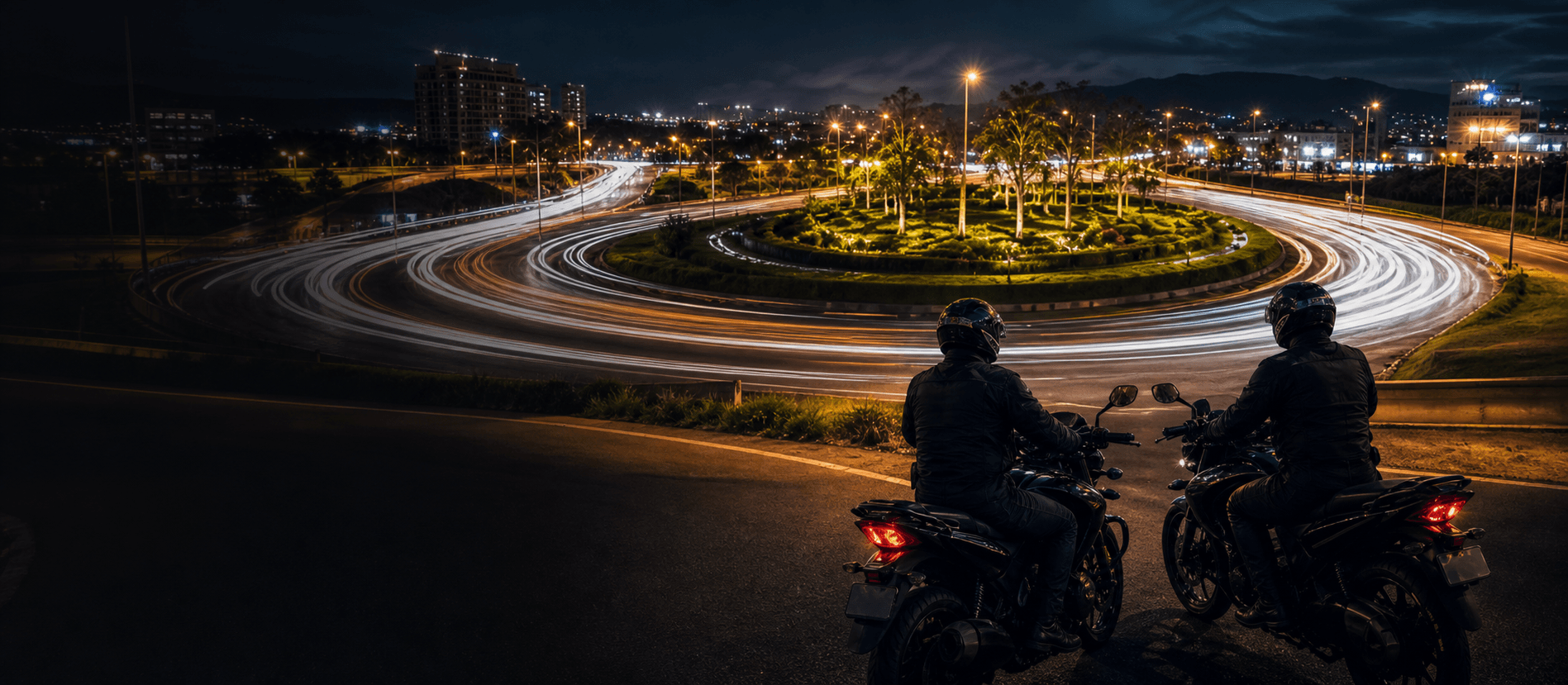 Patrulla motorizada de seguridad vigilando una vía urbana en tiempo real